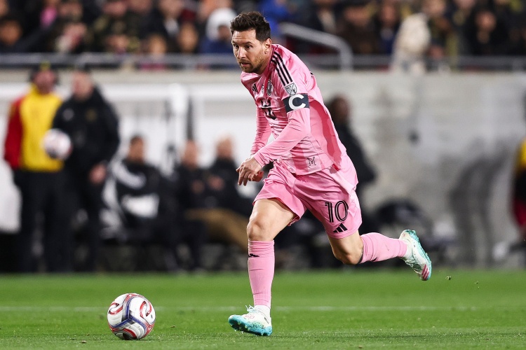 必发-足坛历史射手榜：C罗965球居首，梅西899球第2，贝利第3独狼第4