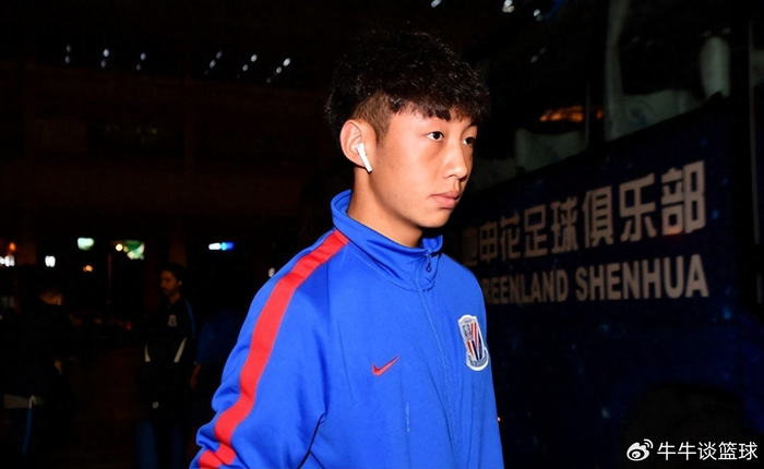必发下载-意外！他是斯卢茨基唯一舍不得弃用的申花老将，如今成球队核心|上海申花|吴曦|谢鹏飞|英博|主力_新浪新闻